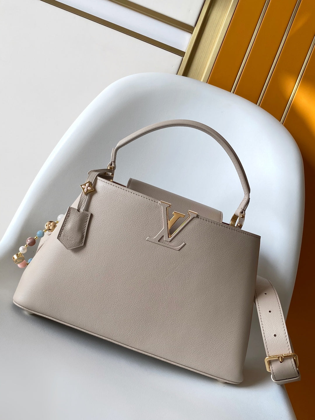 M12927 Capucines Souple handbag light gray