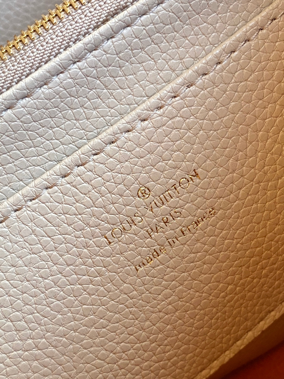 M12927 Capucines Souple handbag light gray