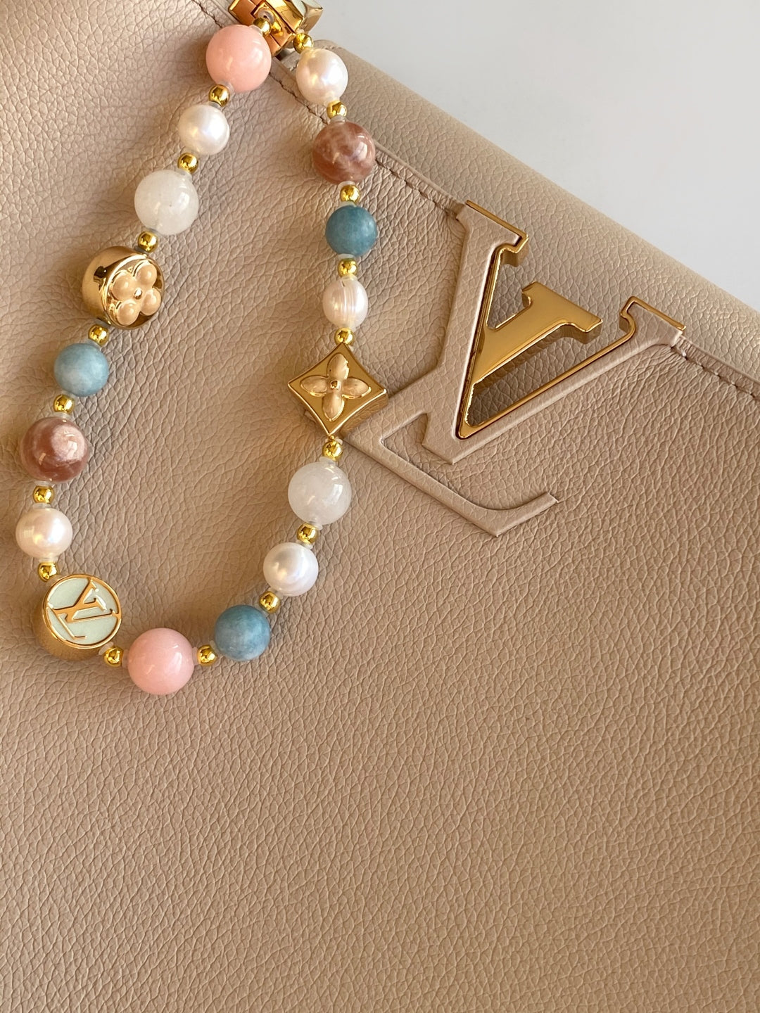 M12927 Capucines Souple handbag light gray