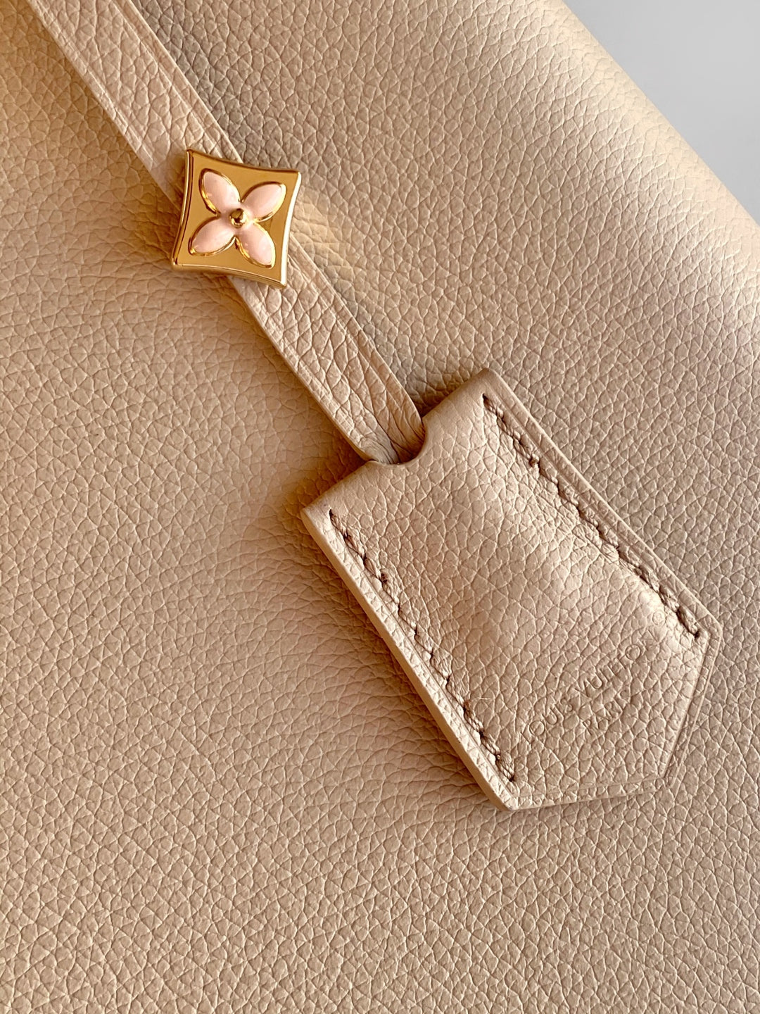 M12927 Capucines Souple handbag light gray