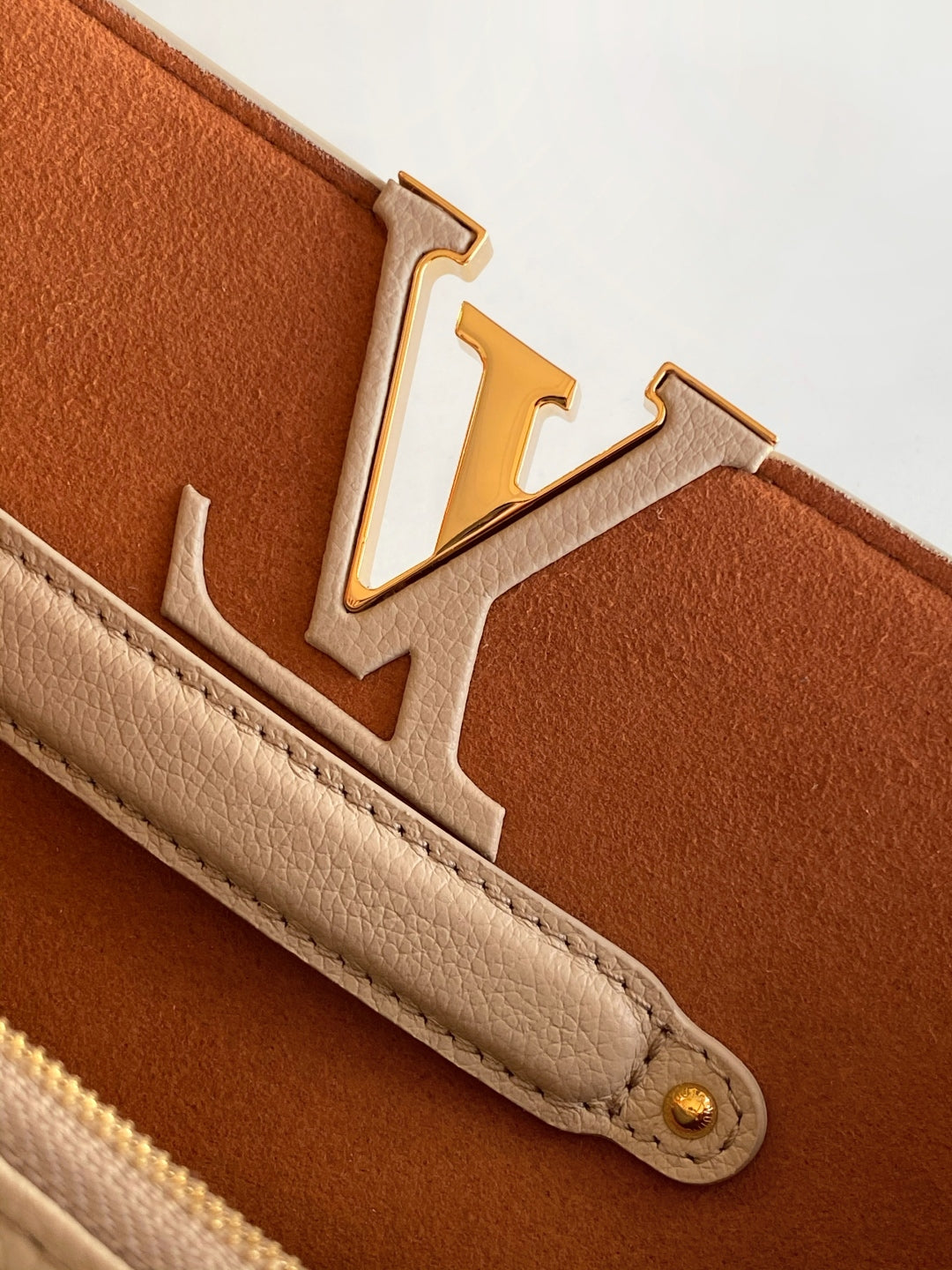 M12927 Capucines Souple handbag light gray