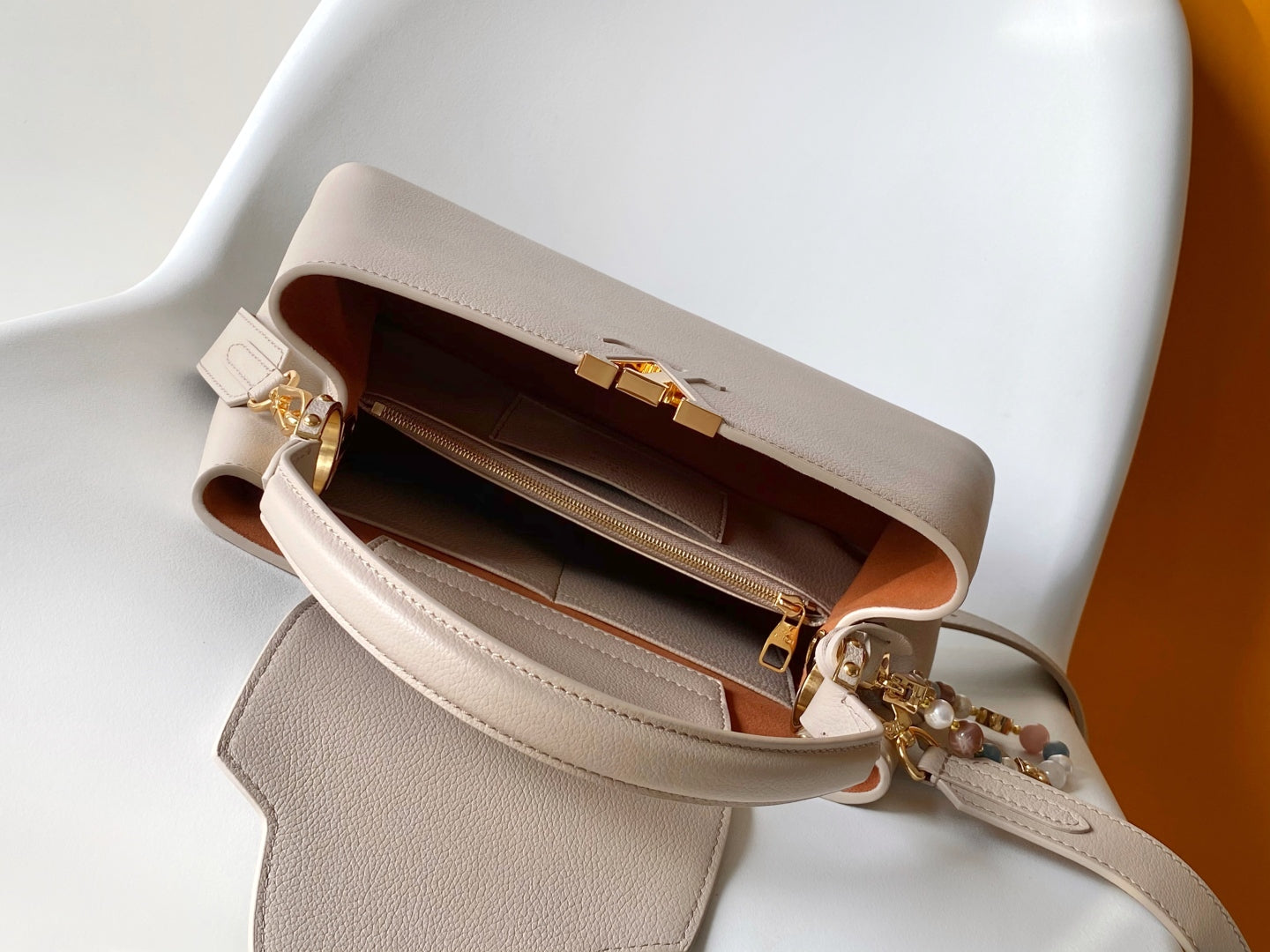 M12927 Capucines Souple handbag light gray