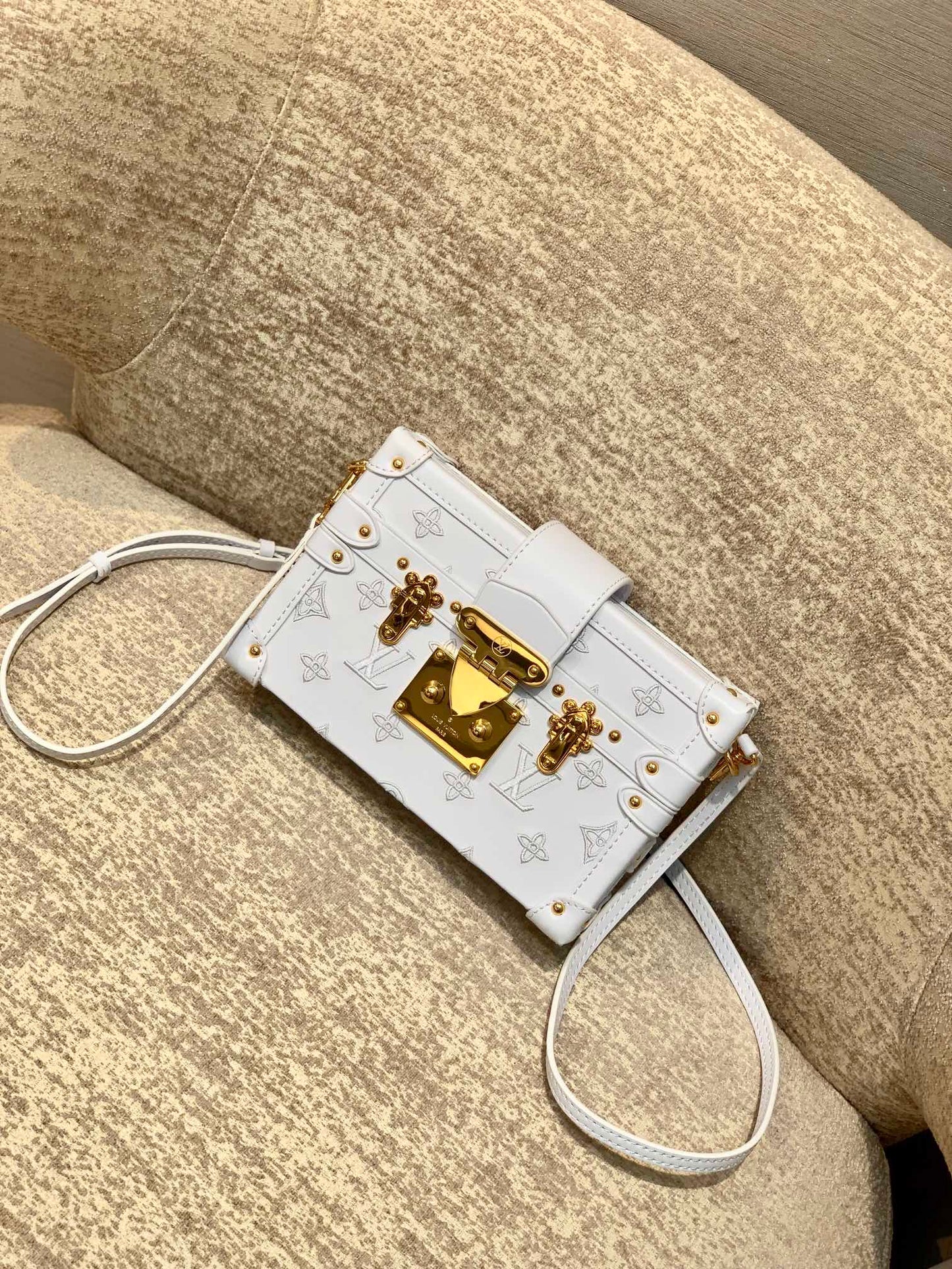 m20847 petite malle 20cm white monogram box bag