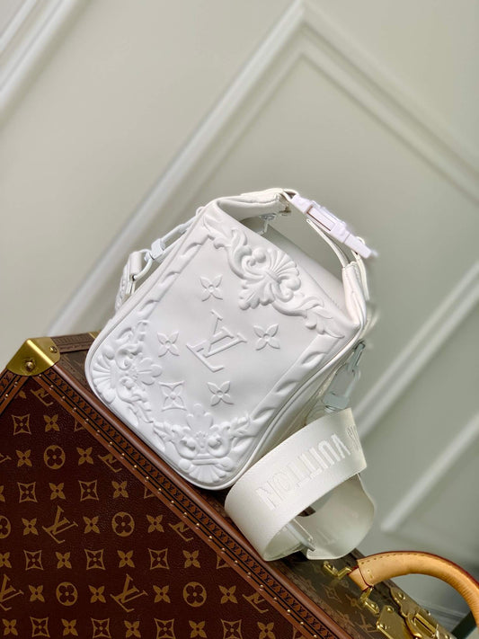 m21812 cruiser messenger cross body bag white lou