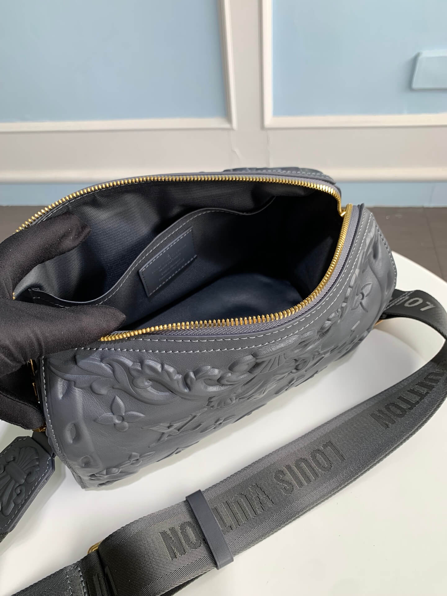 m21835 city keepall cross body bag grey