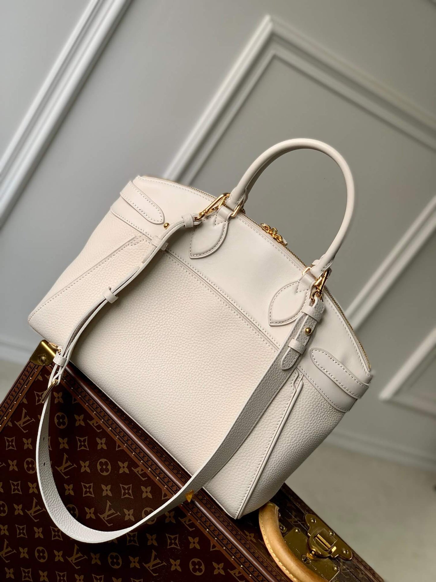 M22914 Lock It MM Cream Handbag