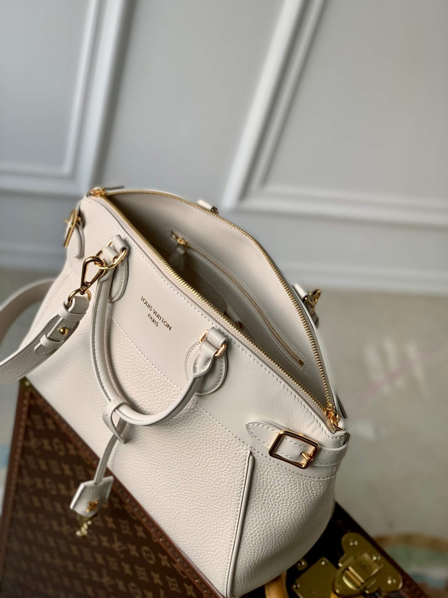 M22914 Lock It MM Cream Handbag