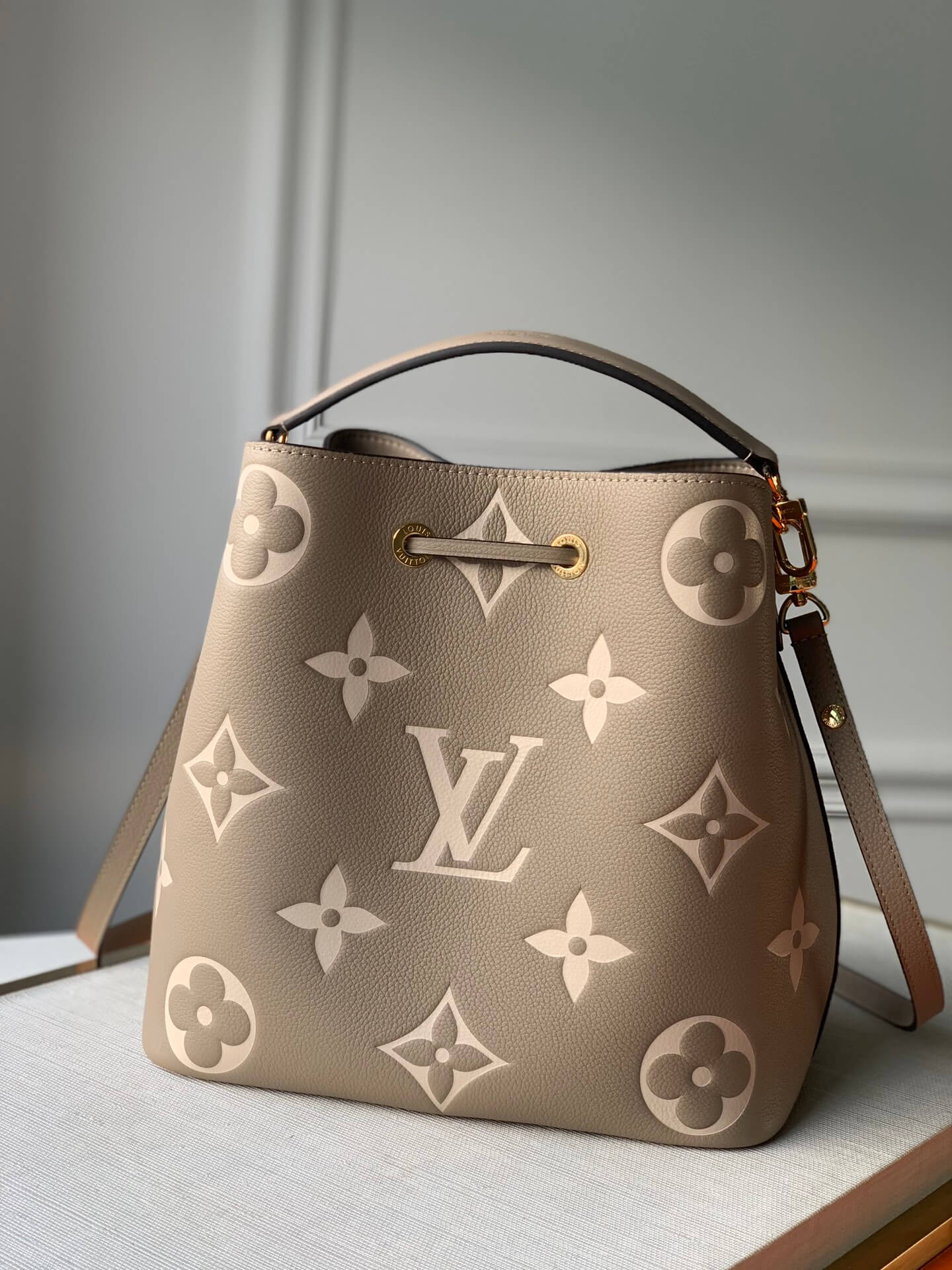 m45555 neonoe mm dove cream bicolor monogram empreite leatehr bucket bag