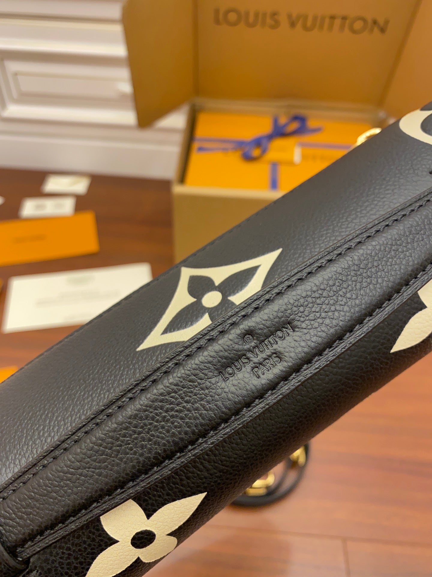 m45573 pochette metis shoulder cross body bags black