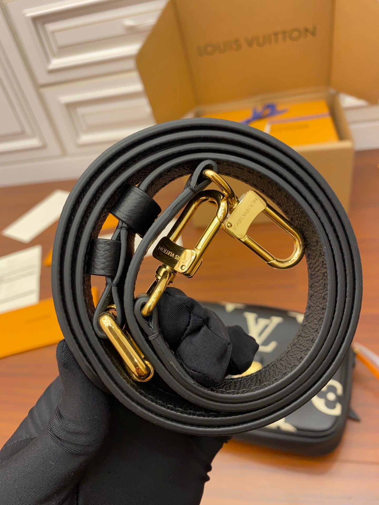 m45573 pochette metis shoulder cross body bags black