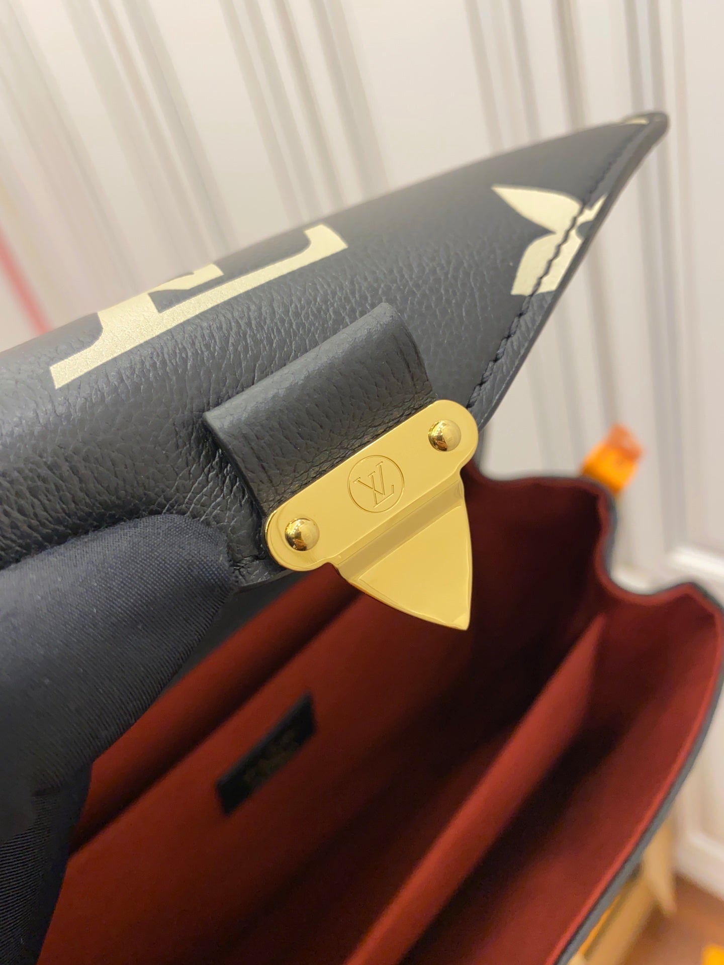 m45573 pochette metis shoulder cross body bags black