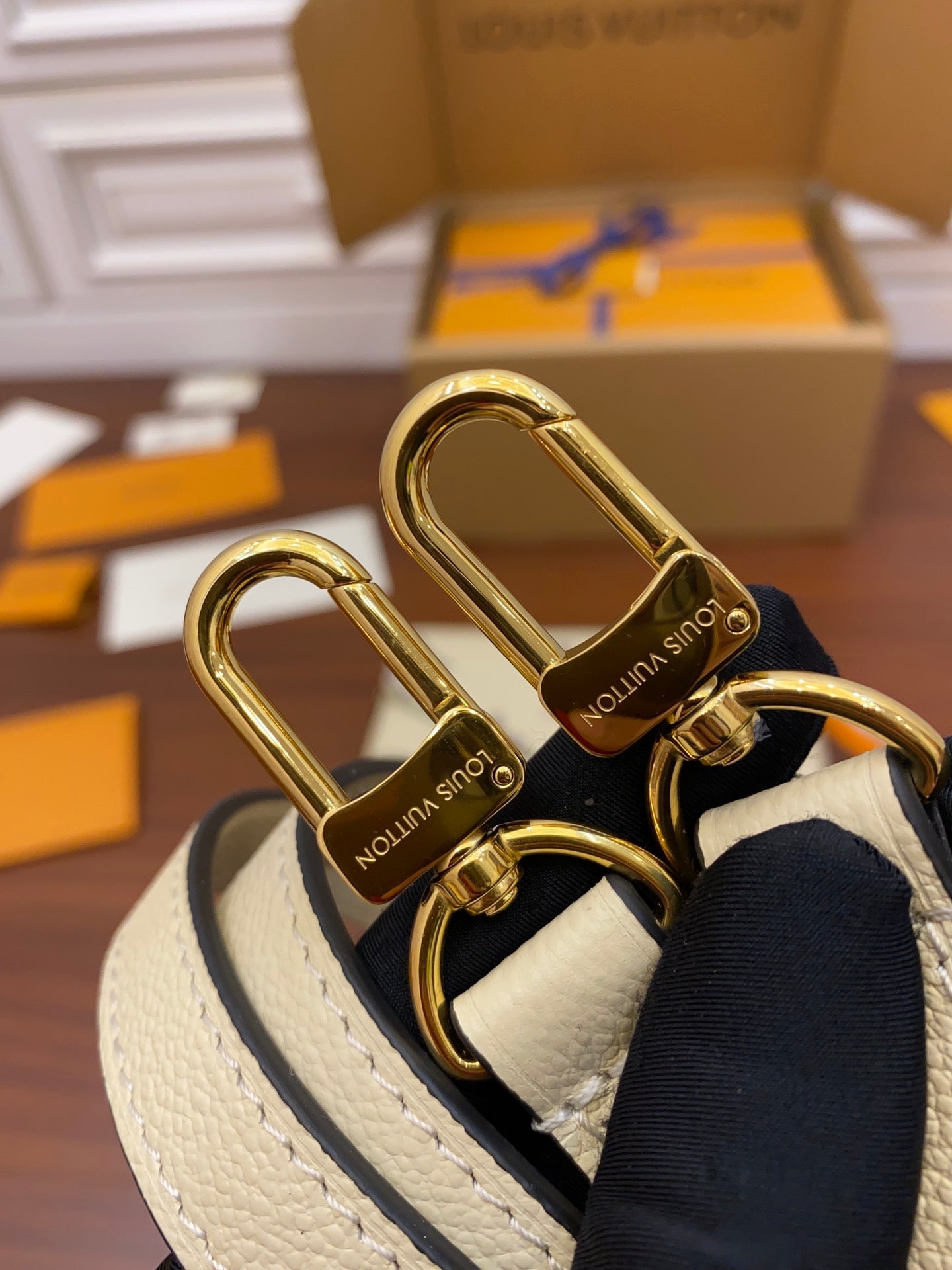 m45596 pochette metis shoulder cross body bags white 25cm