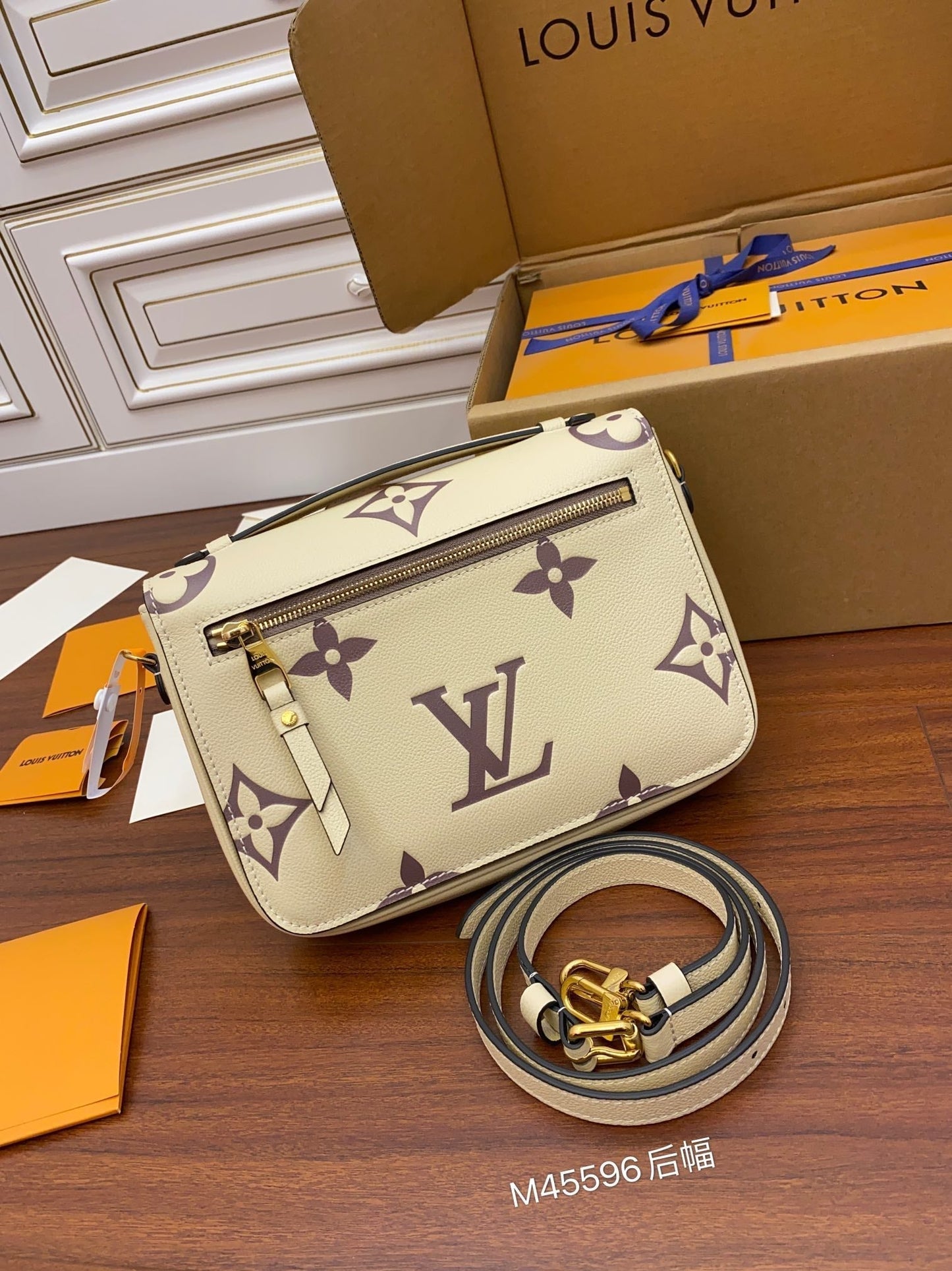 m45596 pochette metis shoulder cross body bags white 25cm