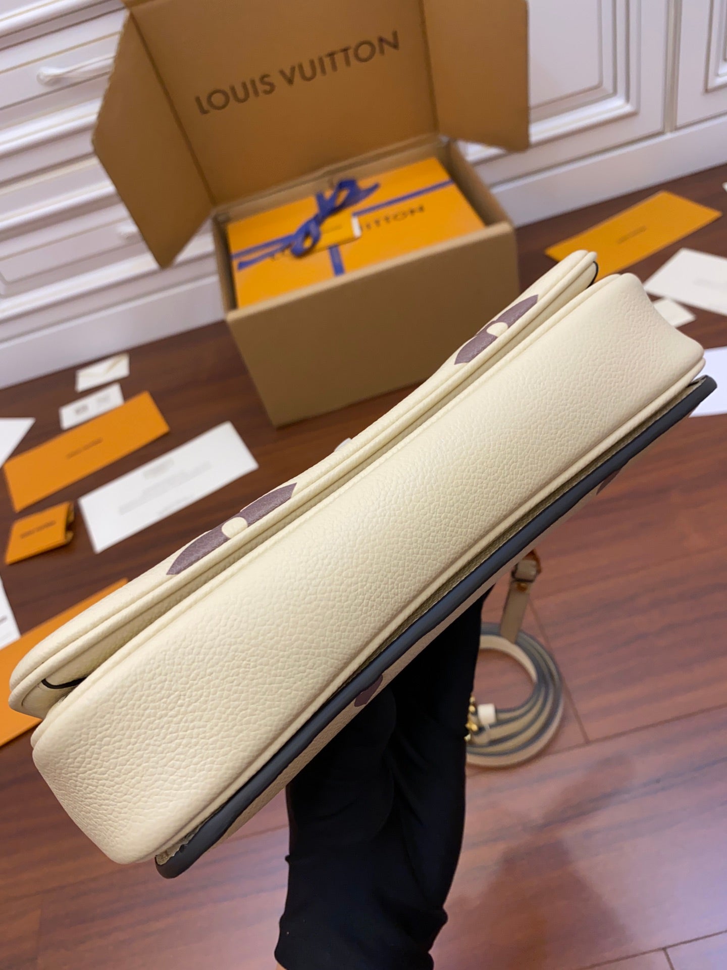 m45596 pochette metis shoulder cross body bags white 25cm