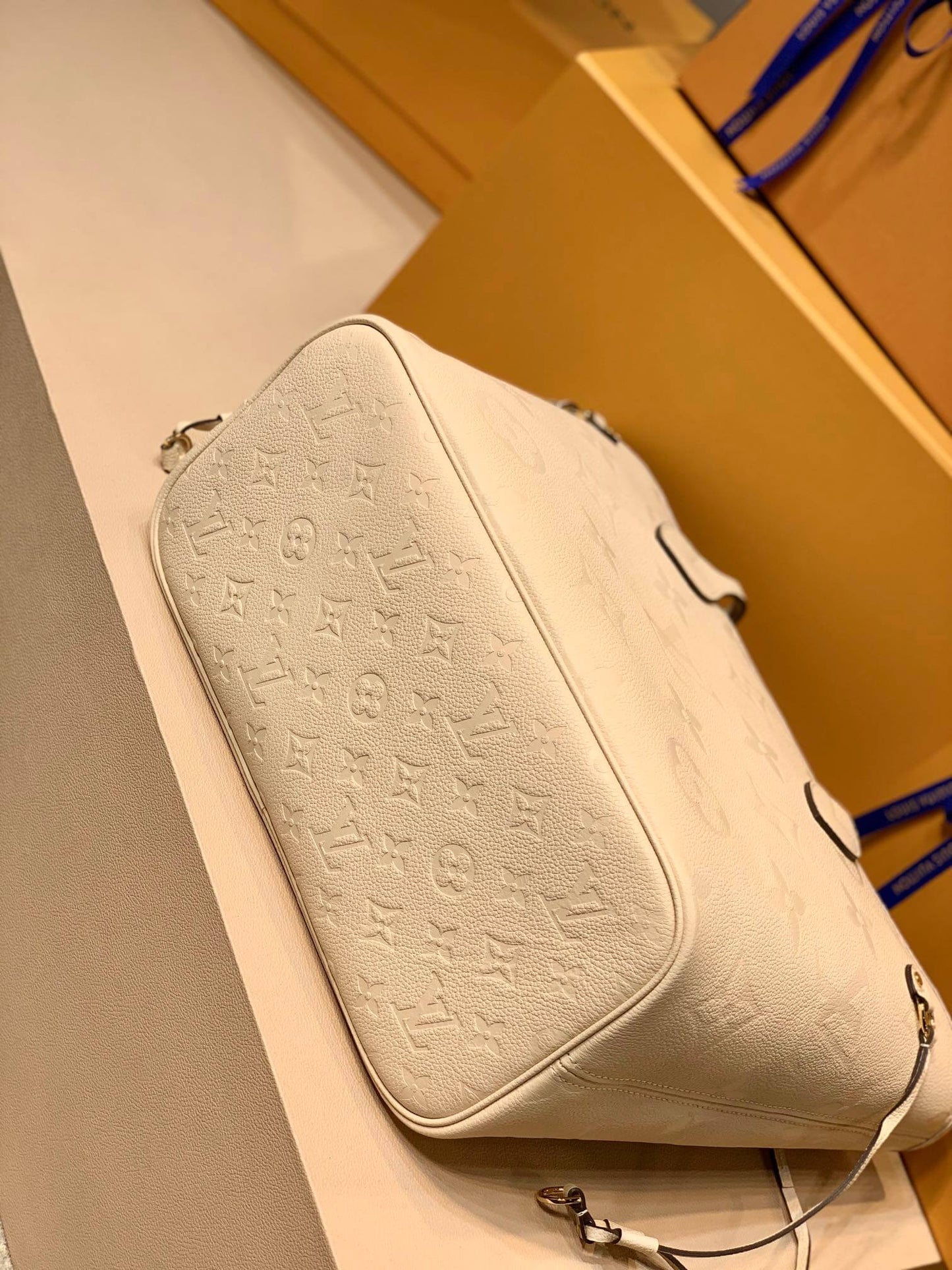 m45684 neverfull mm cream embossed monogram empreinte