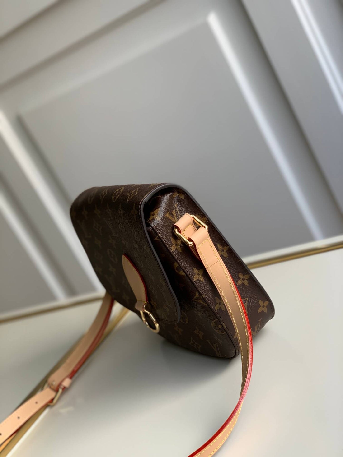 m51242 saint cloud messenger bag khaki monogram