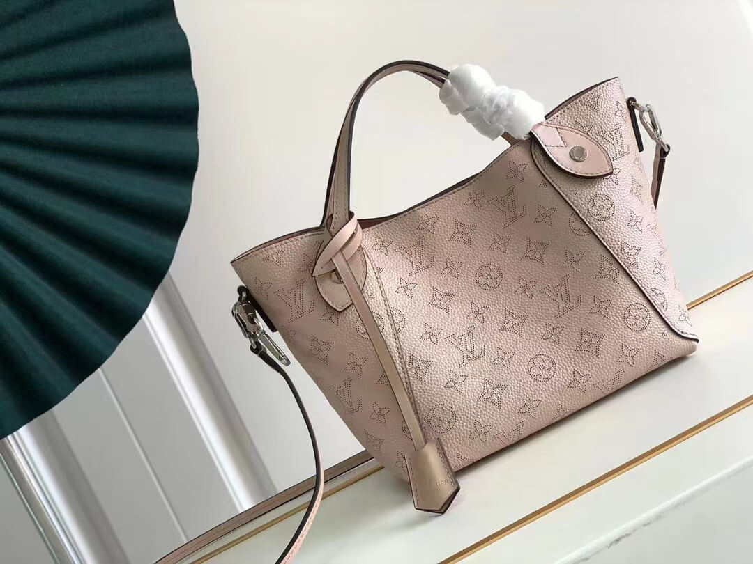 pink women's shoulder bag