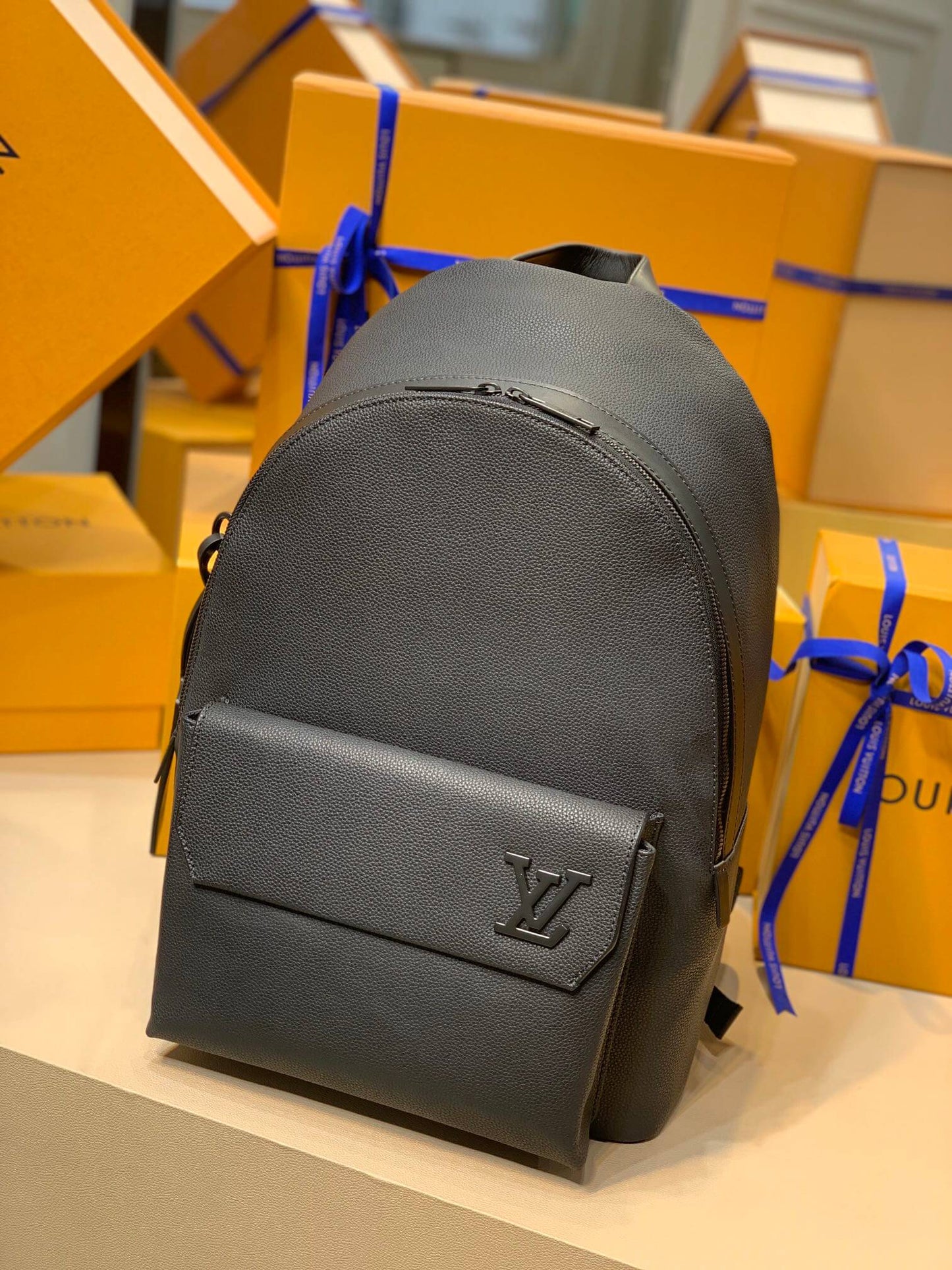 m59325 mens bag backpack aerogram black calfskin