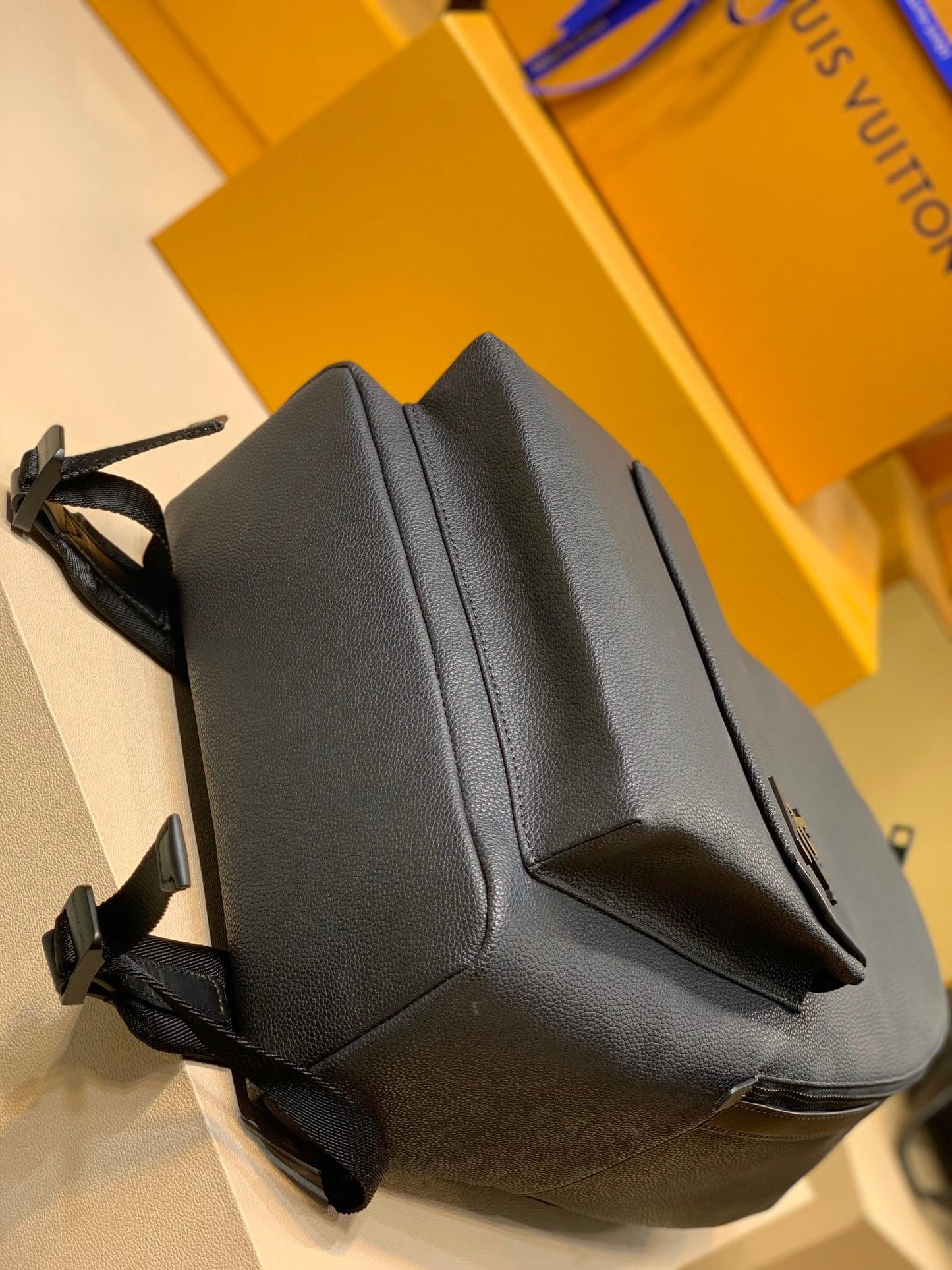 m59325 mens bag backpack aerogram black calfskin