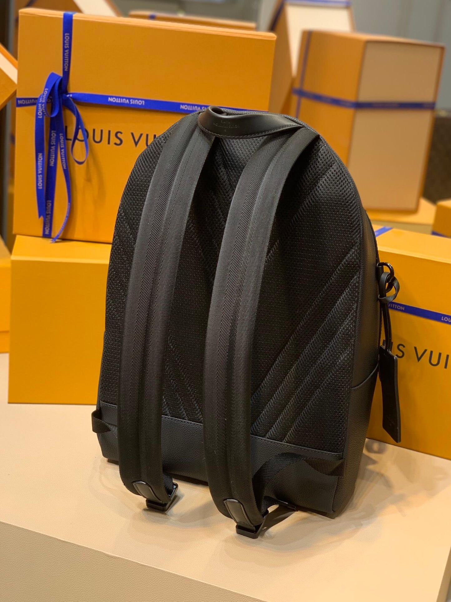 m59325 mens bag backpack aerogram black calfskin
