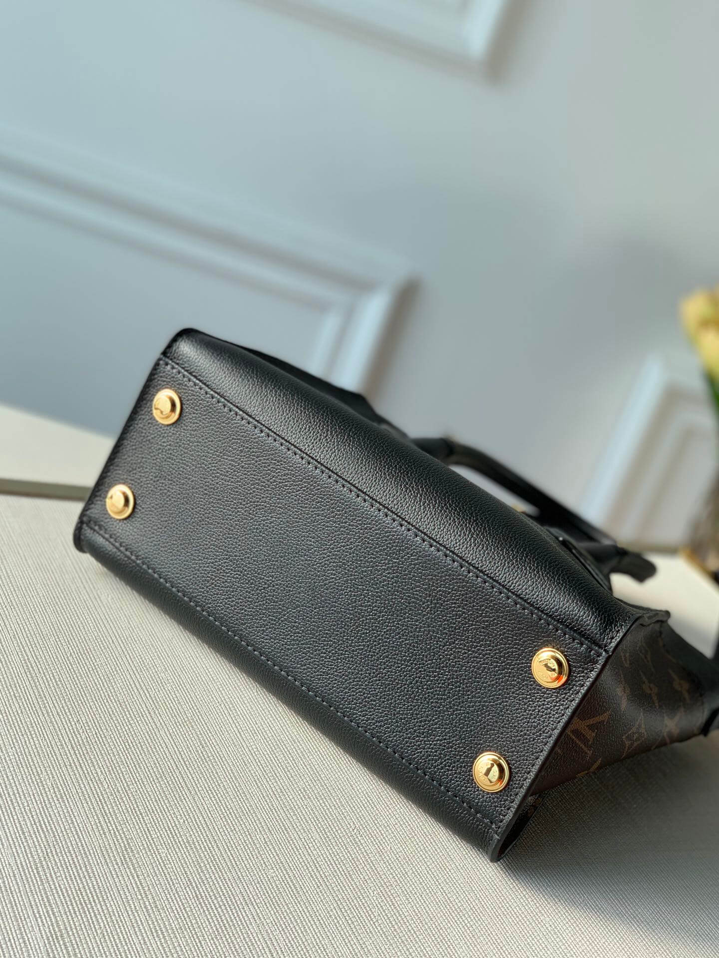 m57728 on my side pm monogram 25cm black