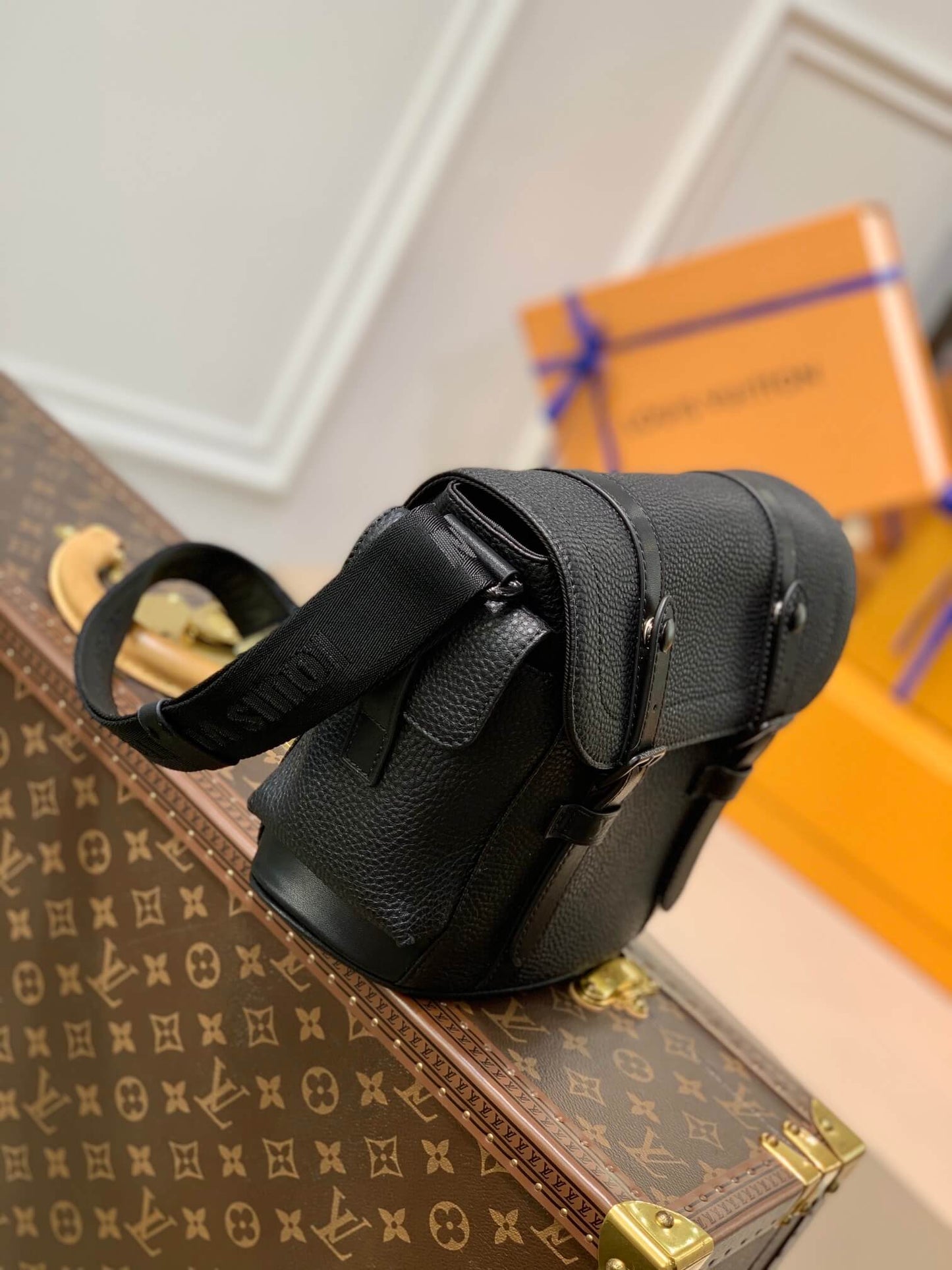 m58476 mens bag shoulder bag cross body bags christopher taurillon messenger bag black calfskin
