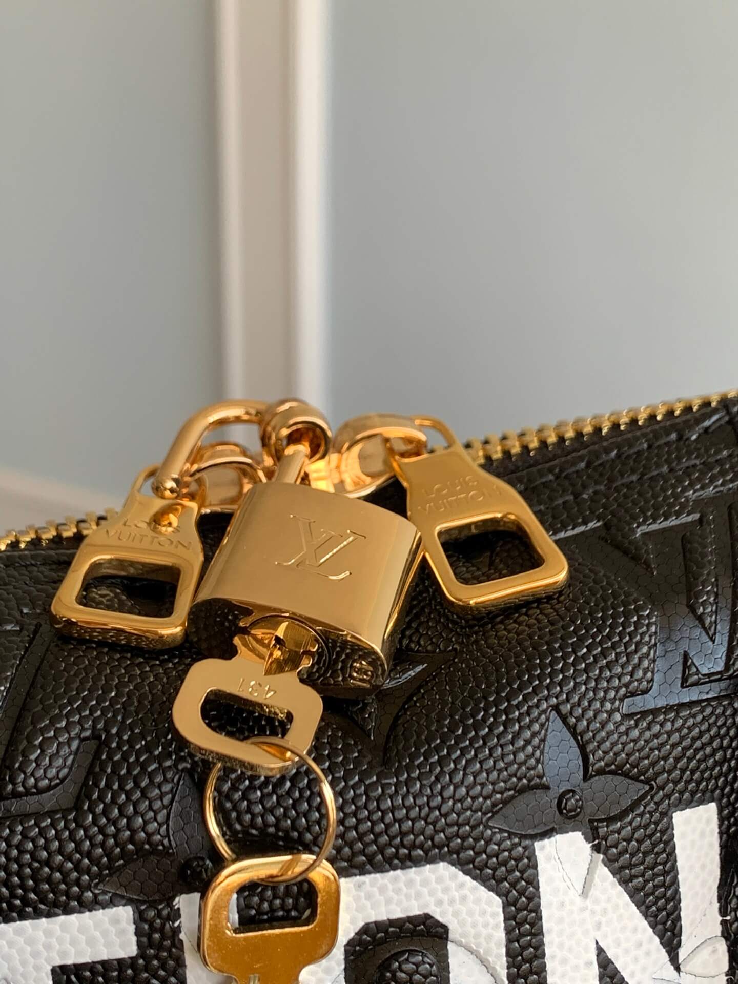 m58516 keepall bandouliere 55 tuffetage handbag cross body bags shoulder bag black calfskin monogram