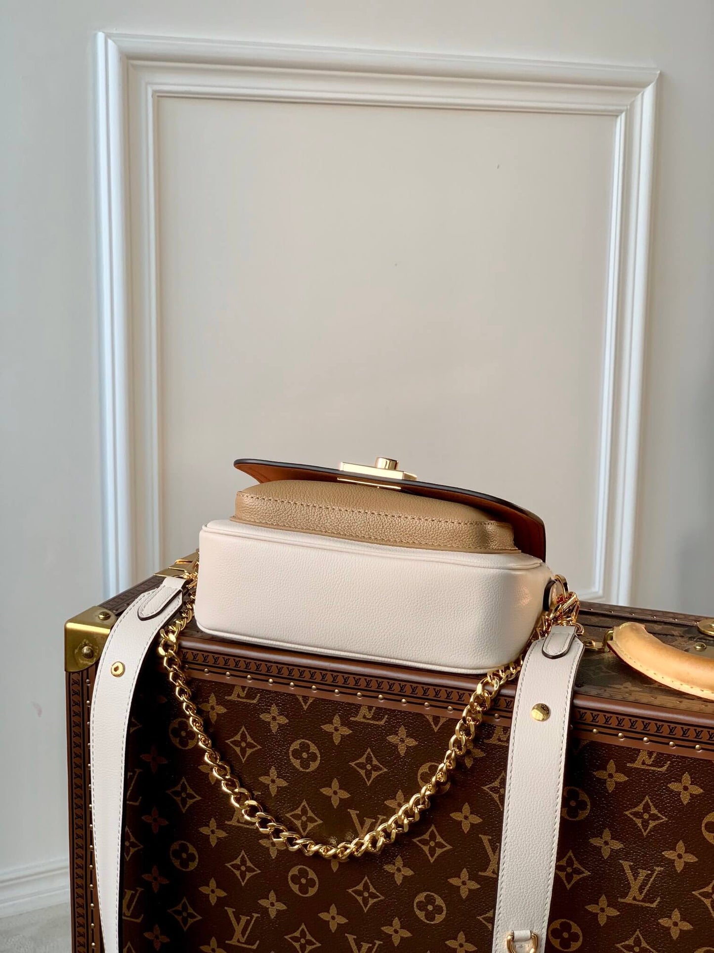 m58557 lockme tender shoulder bag cross body bags dirty white lambskin