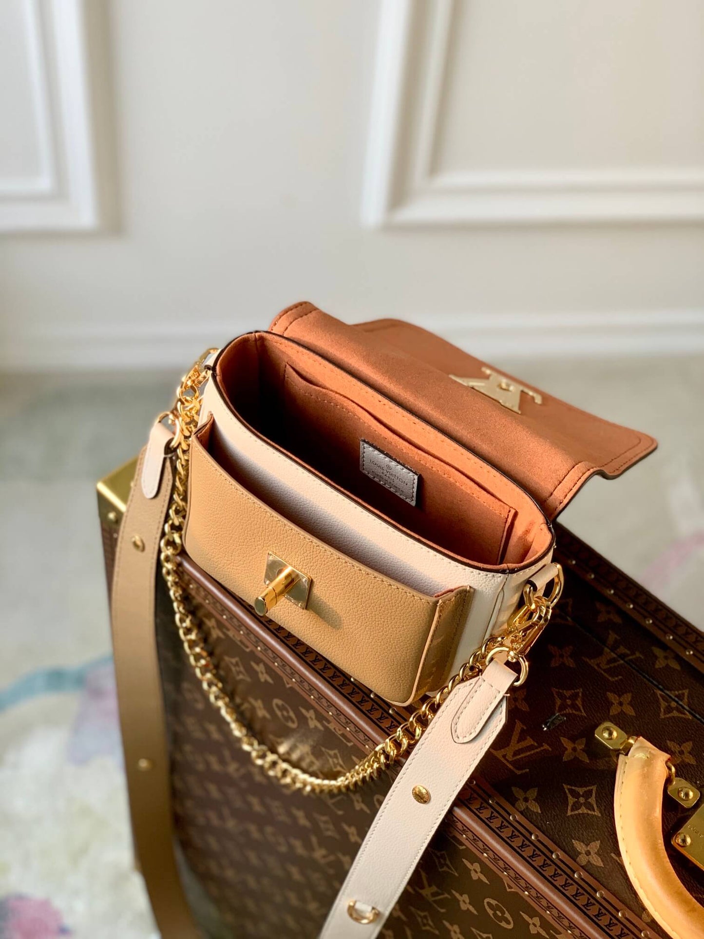 m58557 lockme tender shoulder bag cross body bags dirty white lambskin
