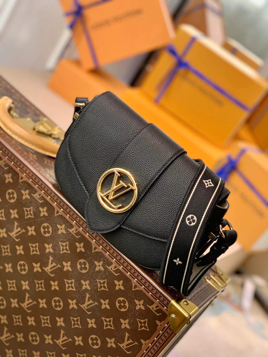 BLACK  COWHIDE LEATHER SHOULDER BAG