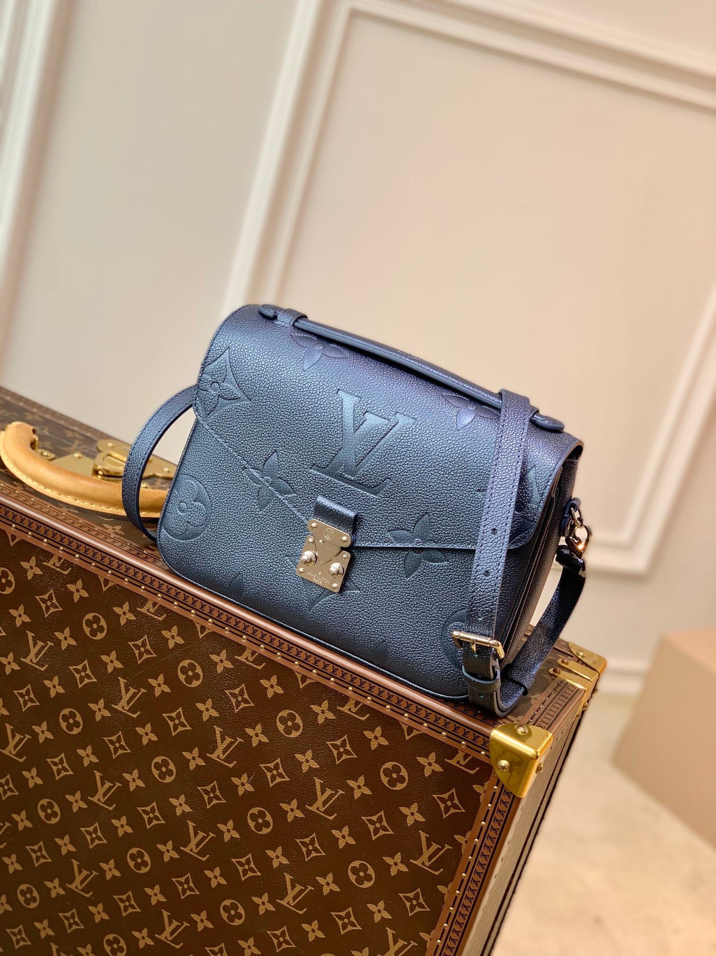 LOUIS VUITT leather messenge crossbody sling bags