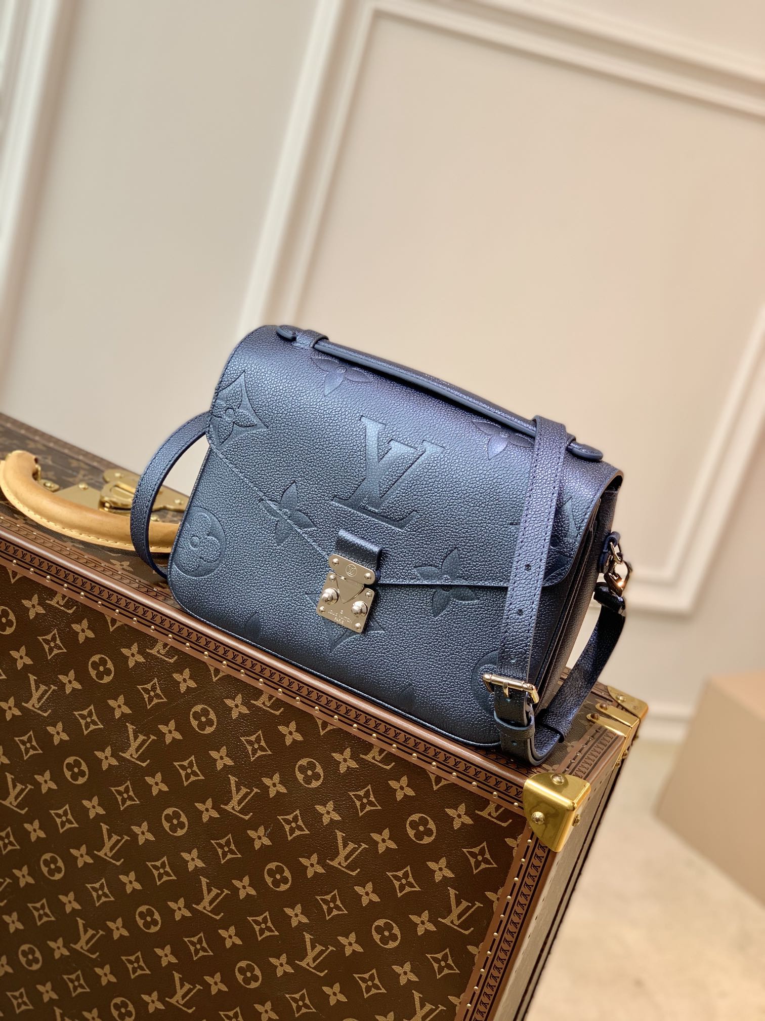 LOUIS VUITT leather messenge crossbody sling bags