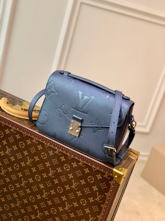LOUIS VUITT leather messenge crossbody sling bags