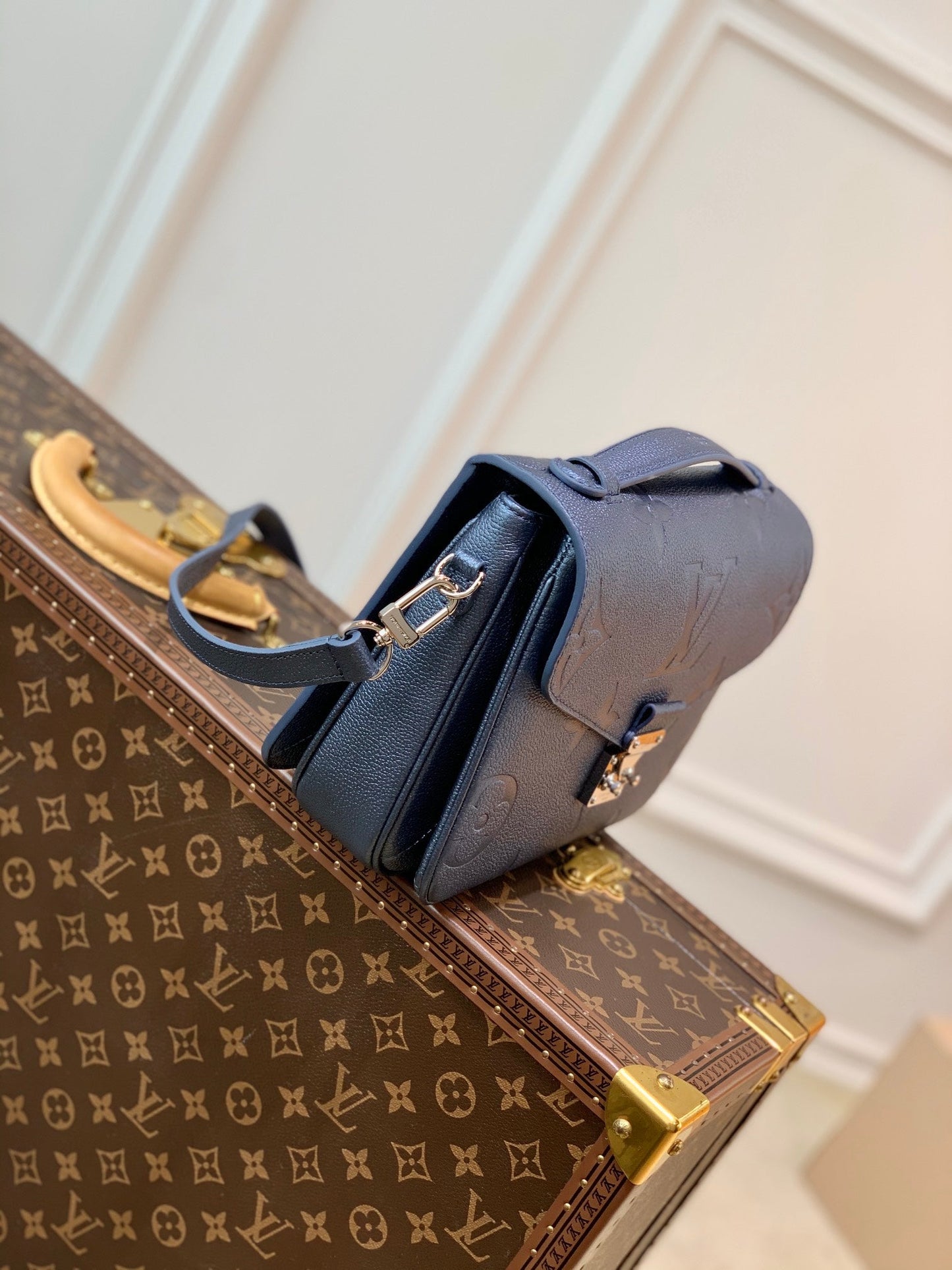 m59211 silver full leather messenger bag dark blue monogram empreinte