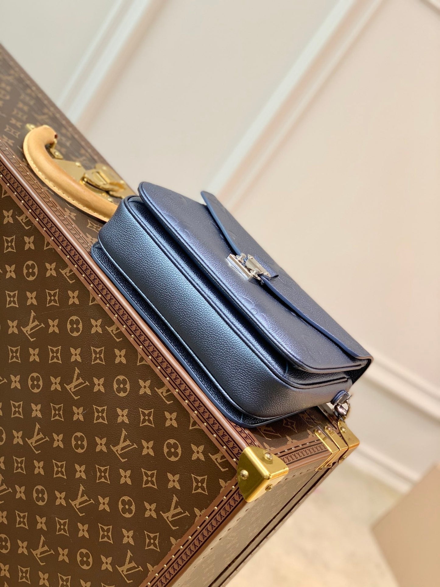 m59211 silver full leather messenger bag dark blue monogram empreinte
