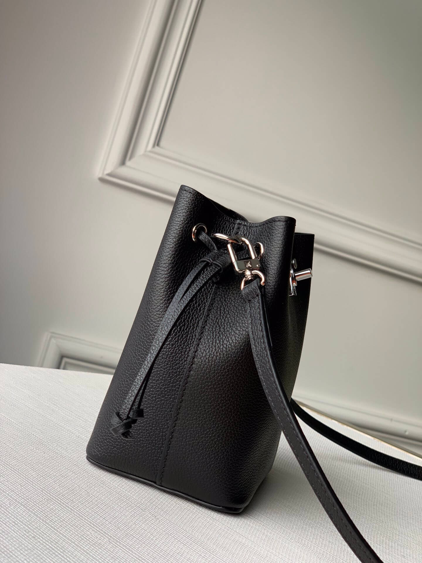 m68709 nano lockme bucket bucket bag handbag shoulder bag black lambskin