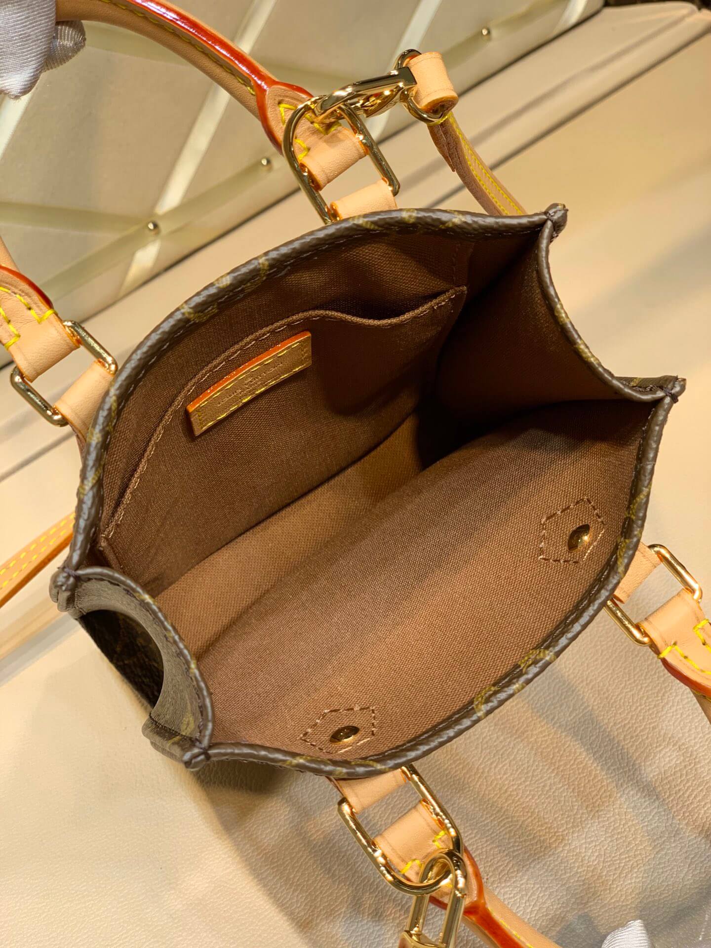 louis vuitton lv m69442 petit sac plat