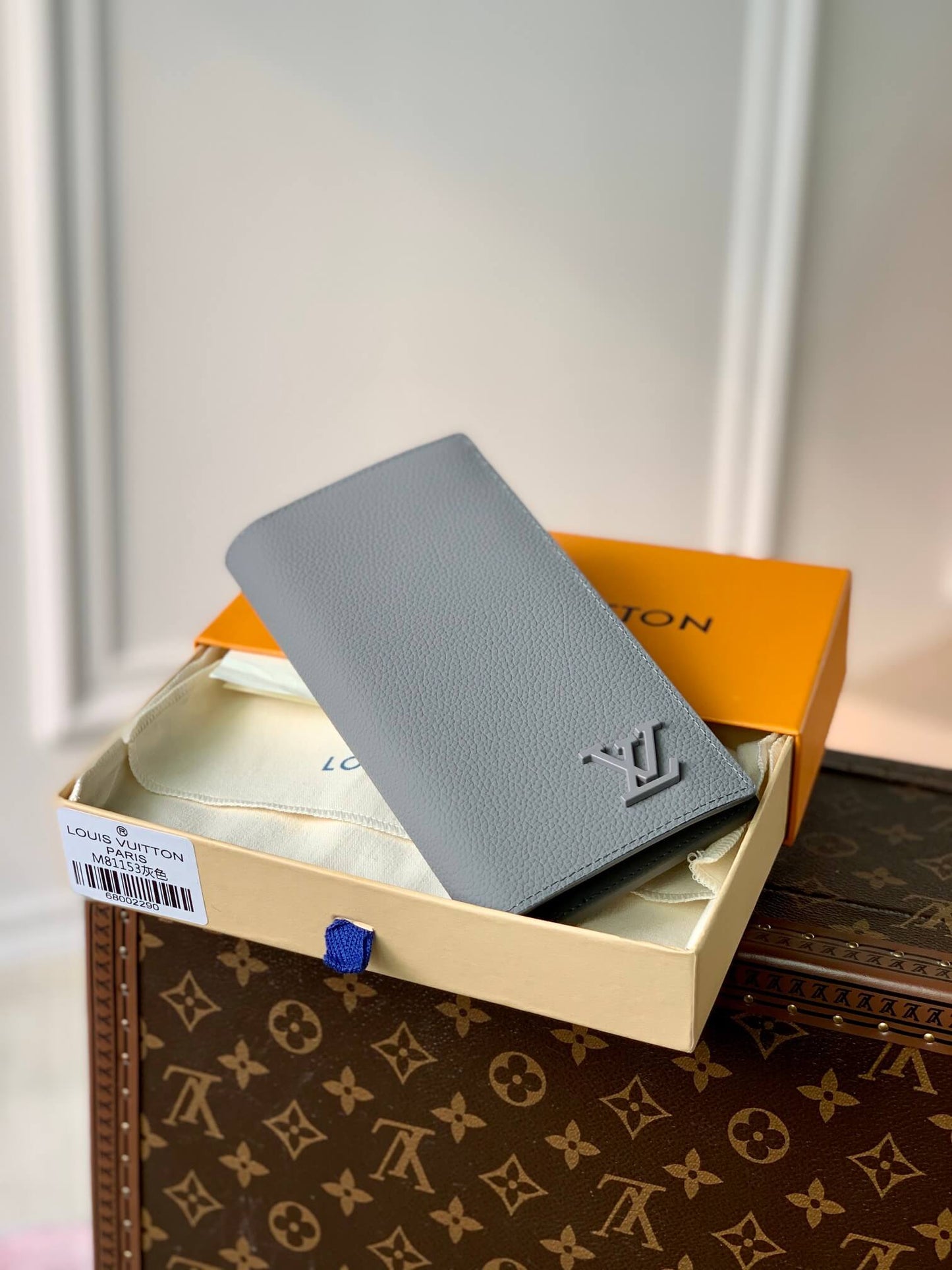 m81153 l aerogram brazza aerogram wallet grey calfskin