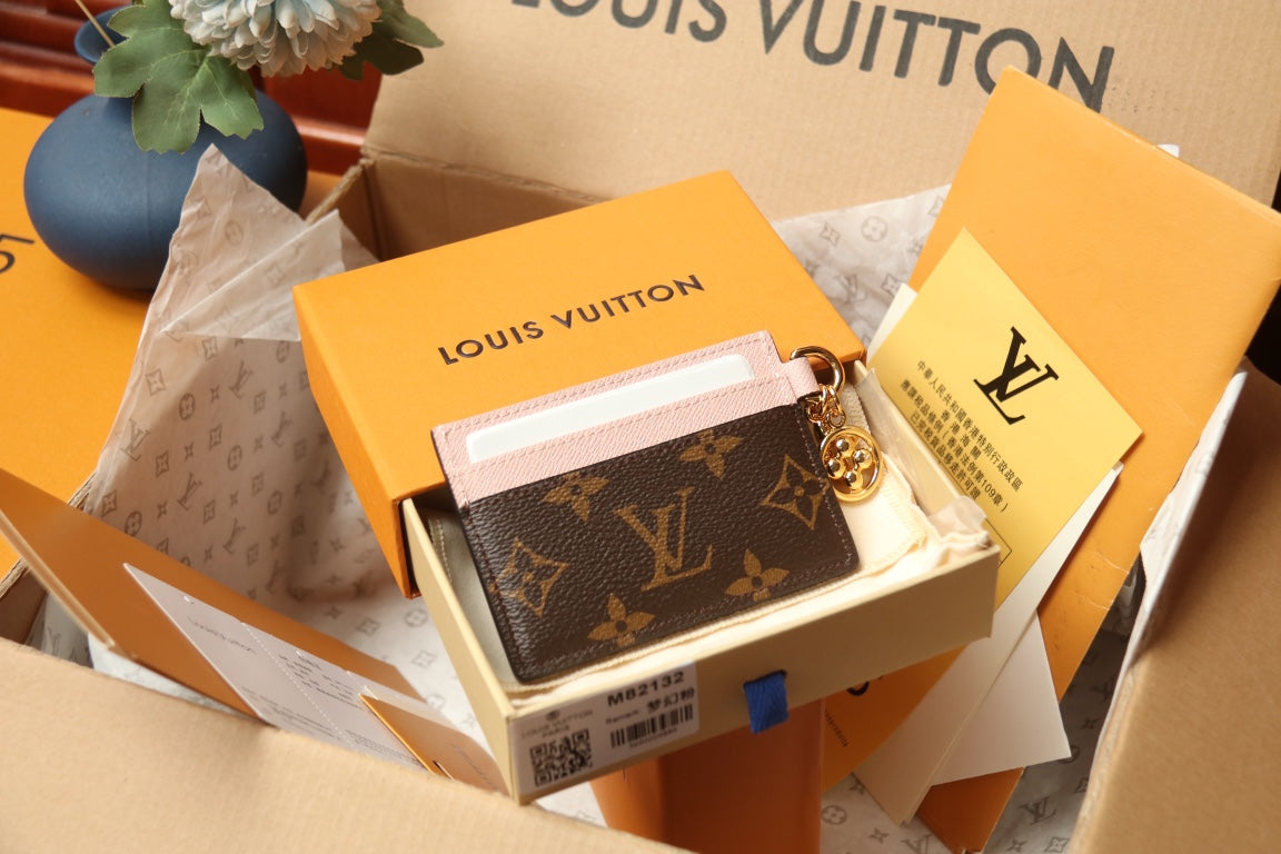 M82739 LV Charms Card Holder Pink