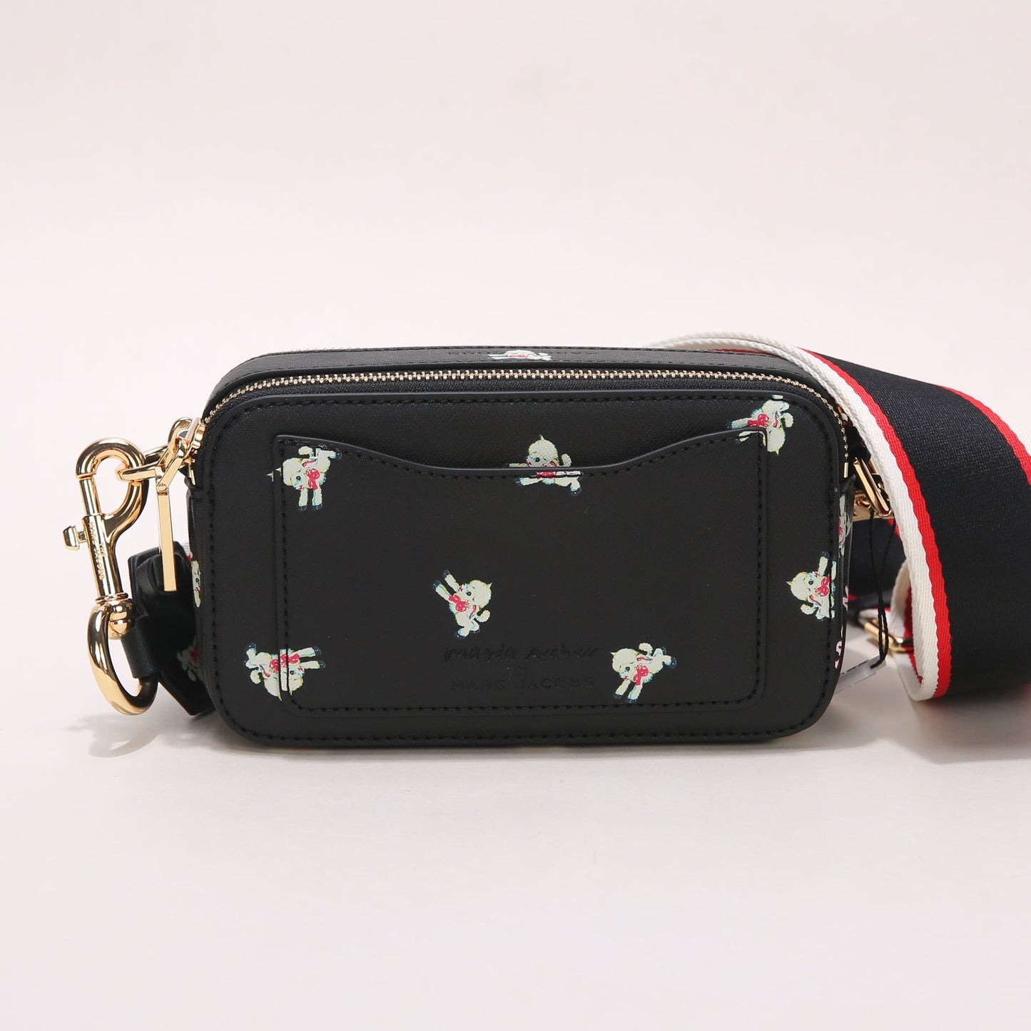 snapshot no132 black dog
