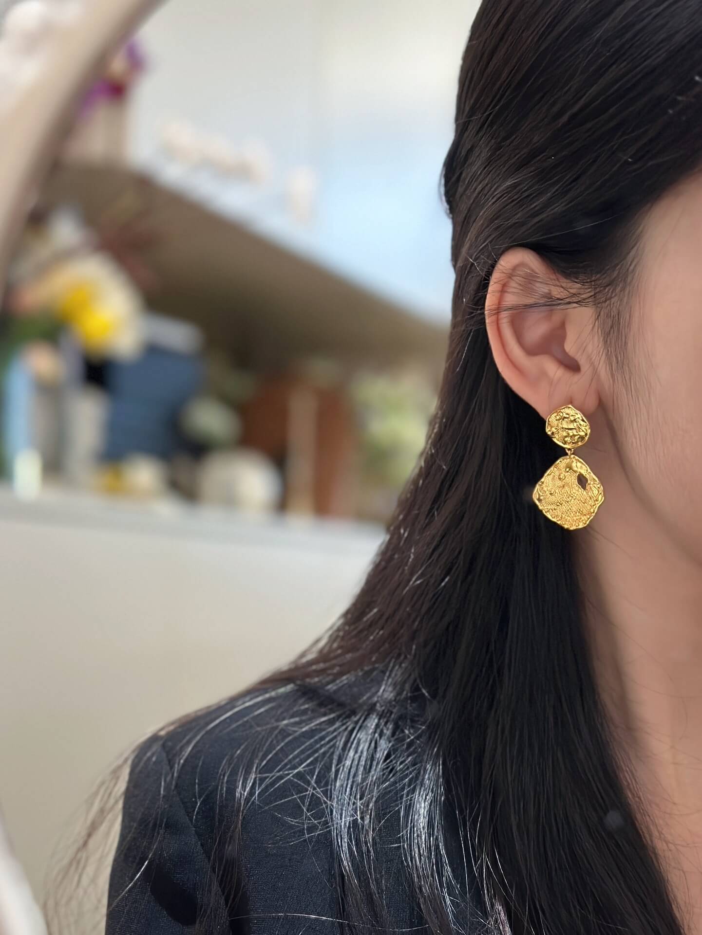 new advanced versatile gold textured curved earrings ehc31