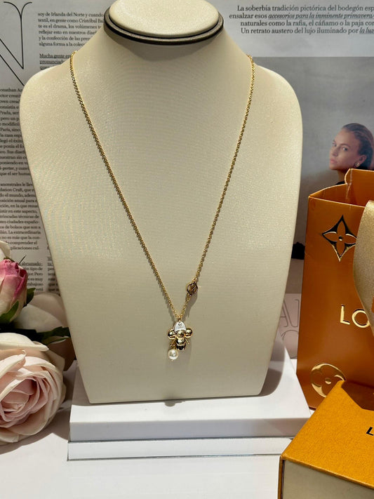 the new seasons high end pearl necklace xlc31 features a stylish and elegant vibe