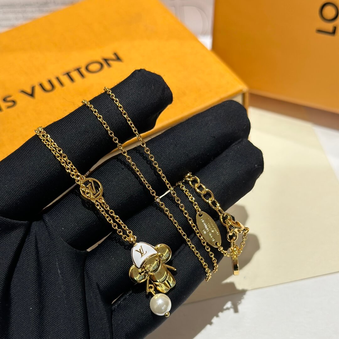 the new seasons high end pearl necklace xlc31 features a stylish and elegant vibe