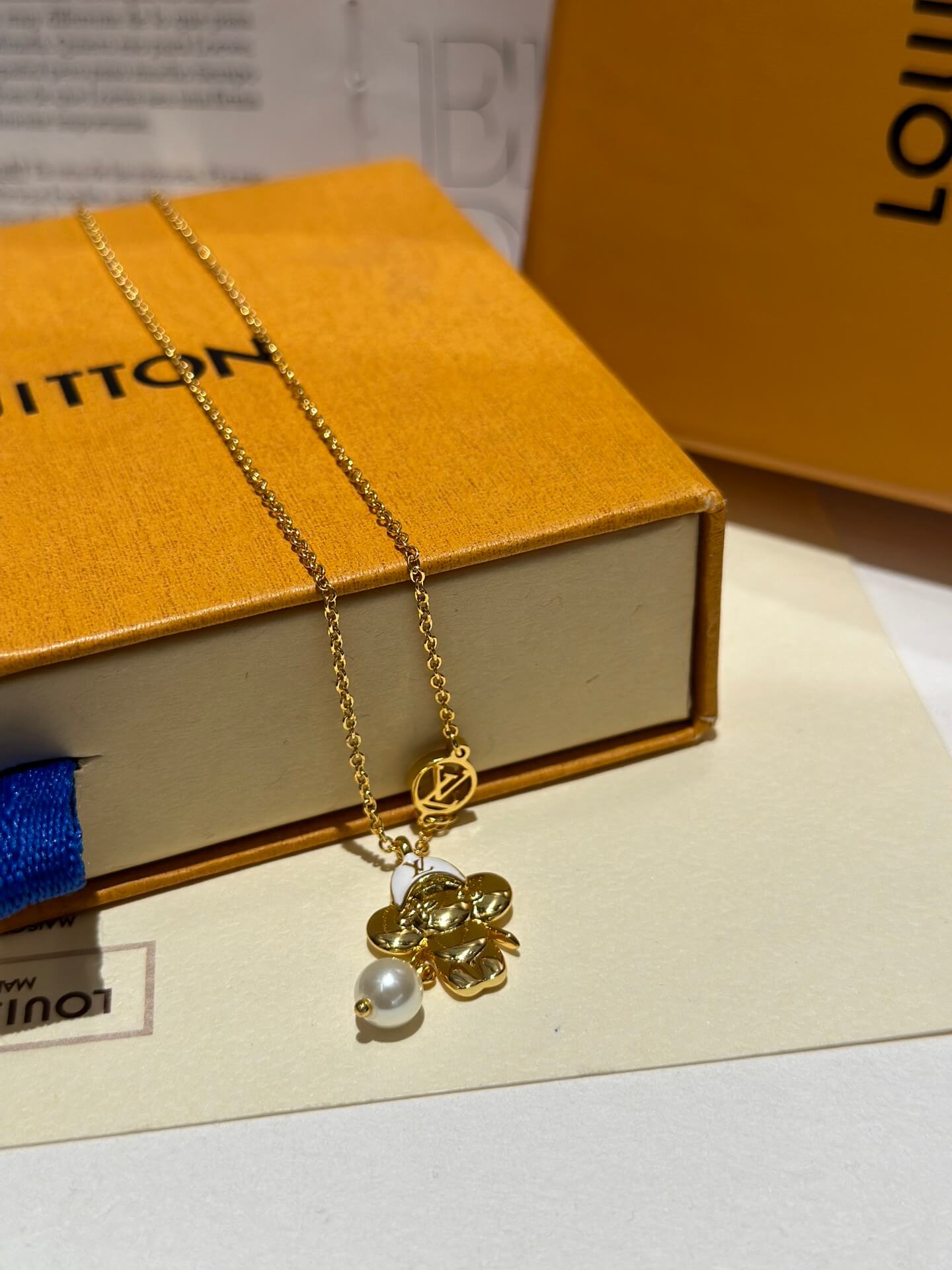 the new seasons high end pearl necklace xlc31 features a stylish and elegant vibe