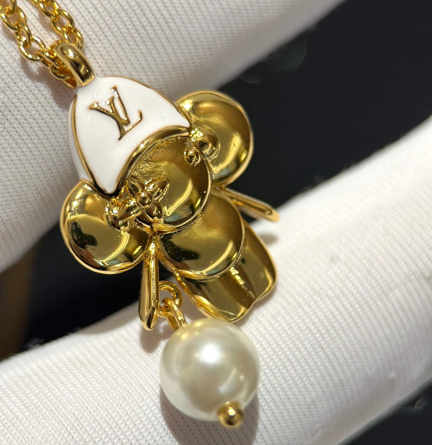 the new seasons high end pearl necklace xlc31 features a stylish and elegant vibe