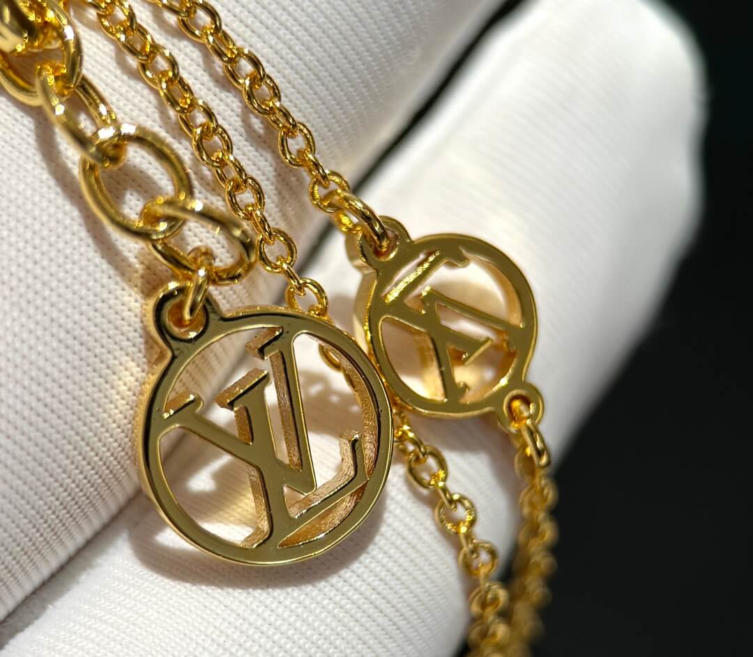 the new seasons high end pearl necklace xlc31 features a stylish and elegant vibe