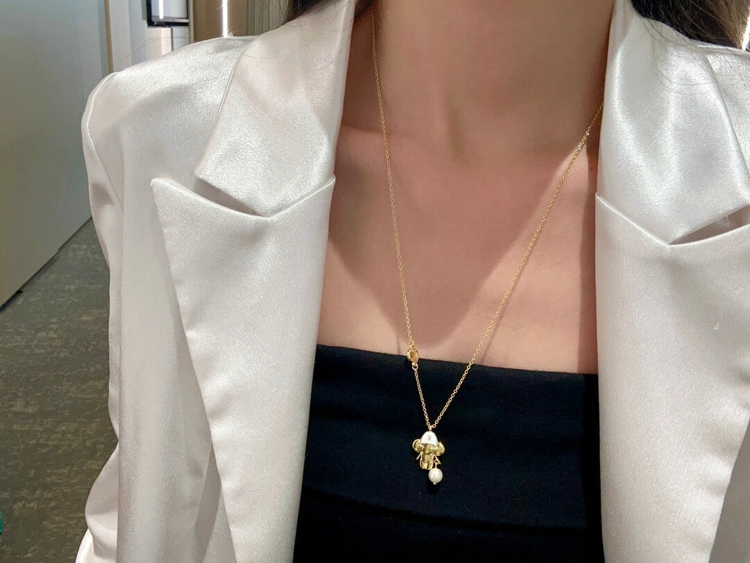 the new seasons high end pearl necklace xlc31 features a stylish and elegant vibe