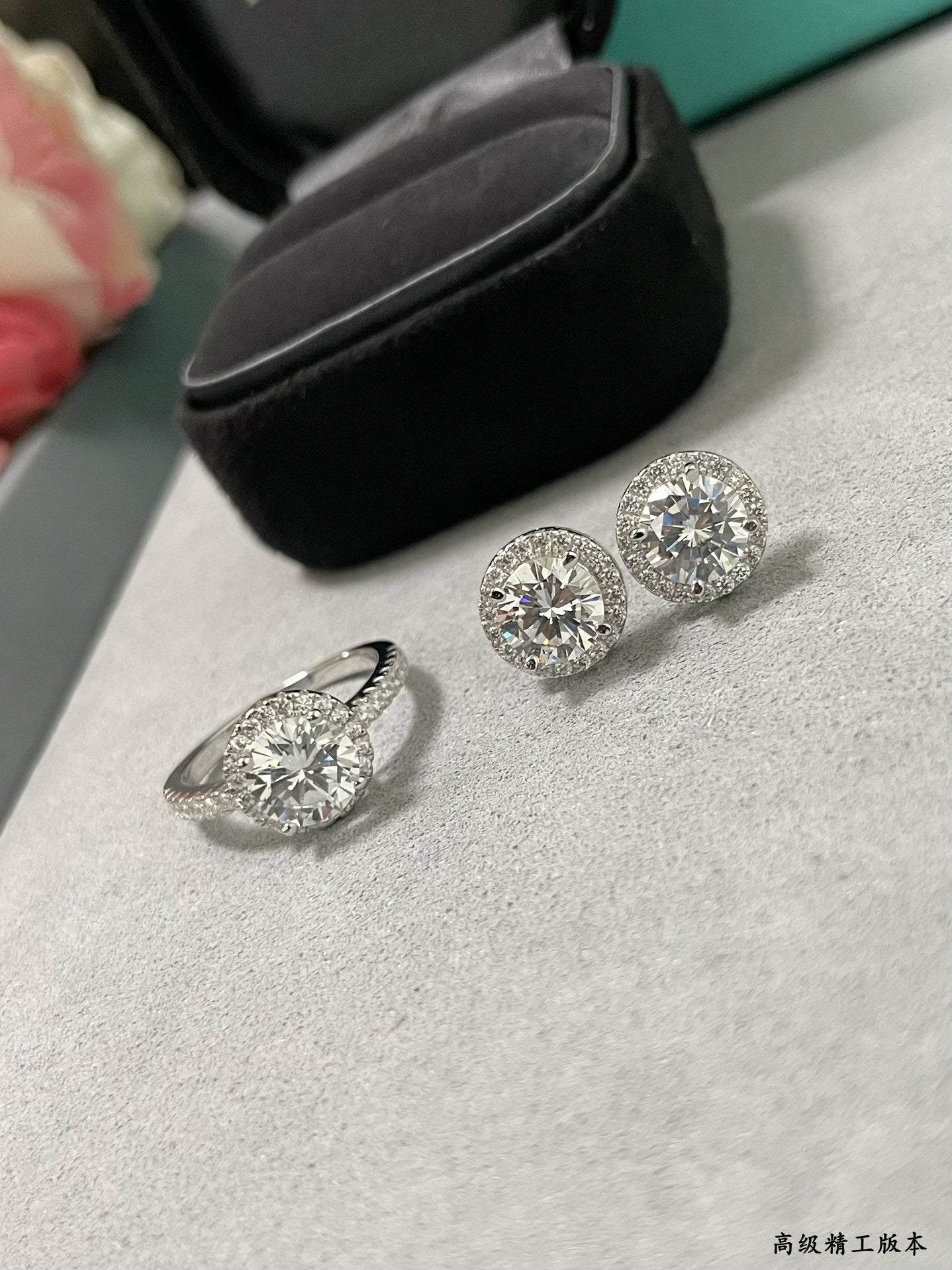 Tiffany round diamond earrings MLD15180