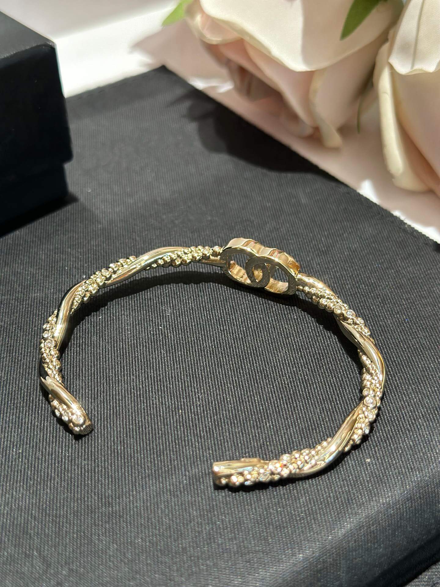 versatile double c twisted pattern diamond bracelet with light luxury small szc2