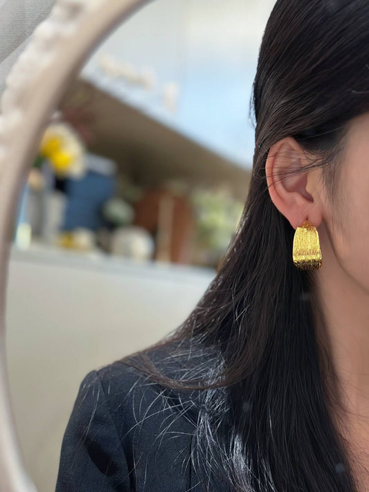 versatile and stylish striped leaf curved c earrings ehc30
